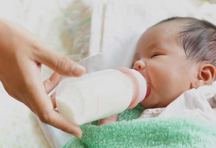 Công thức tính lượng sữa cho trẻ sơ sinh khoa học và đầy đủ