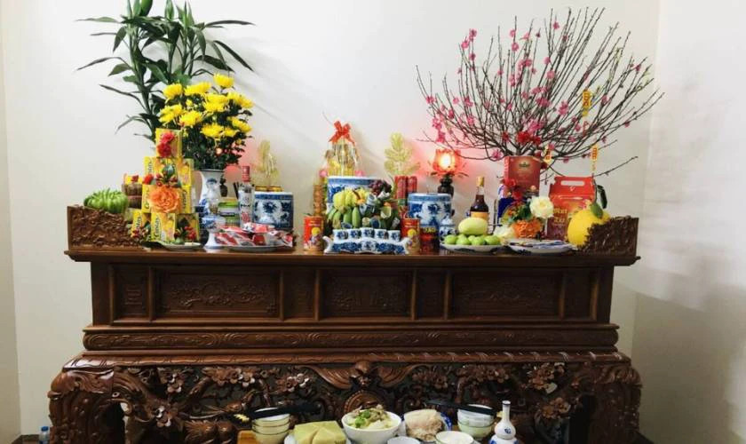 Bình hoa cúc vàng rực rỡ, minh họa cho phong cách cắm hoa bàn thờ đẹp phù hợp không gian