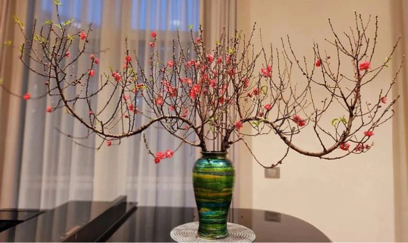 Bình hoa cúc vàng rực rỡ, một cách cắm hoa bàn thờ đẹp truyền thống cho ngày Tết