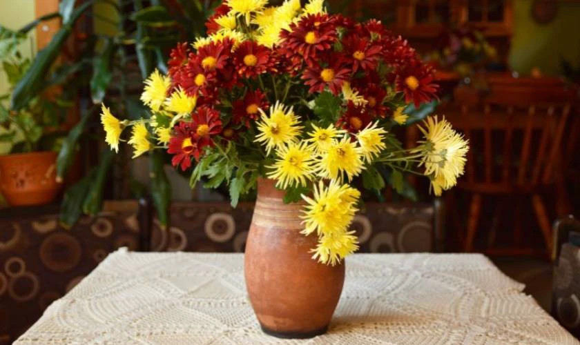 Bình hoa cúc vàng tươi, đơn giản nhưng là cách cắm hoa bàn thờ đẹp và trang trọng