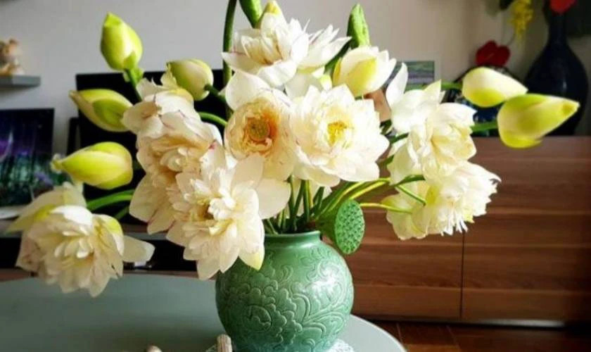 Bình hoa cúc vàng và hoa lay ơn kết hợp, gợi ý cách cắm hoa bàn thờ đẹp ngày Tết