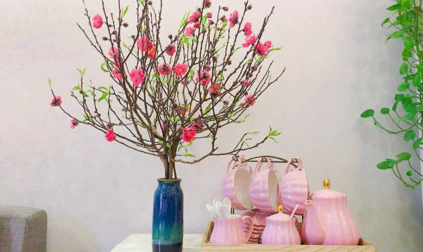 Bình hoa đào trang trí bàn thờ đẹp ngày Tết, mang đến không khí xuân ấm cúng