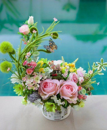 Bình hoa để bàn đẹp hình lưỡi liềm, nhỏ nhắn và xinh xắn cho tiệc cưới gia đình