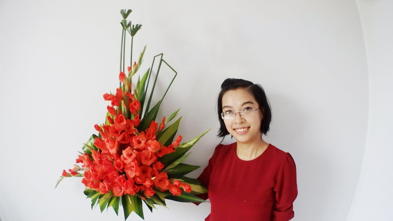 Bình hoa lay ơn đỏ rực rỡ, tượng trưng cho sự may mắn