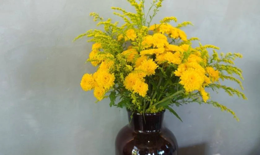 Bình hoa lay ơn vàng và đỏ, thể hiện cách cắm hoa bàn thờ đẹp đầy sức sống