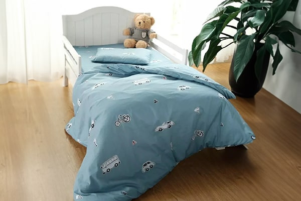 Bộ chăn gối mềm mại là quà đầy tháng cho bé trai ấm áp