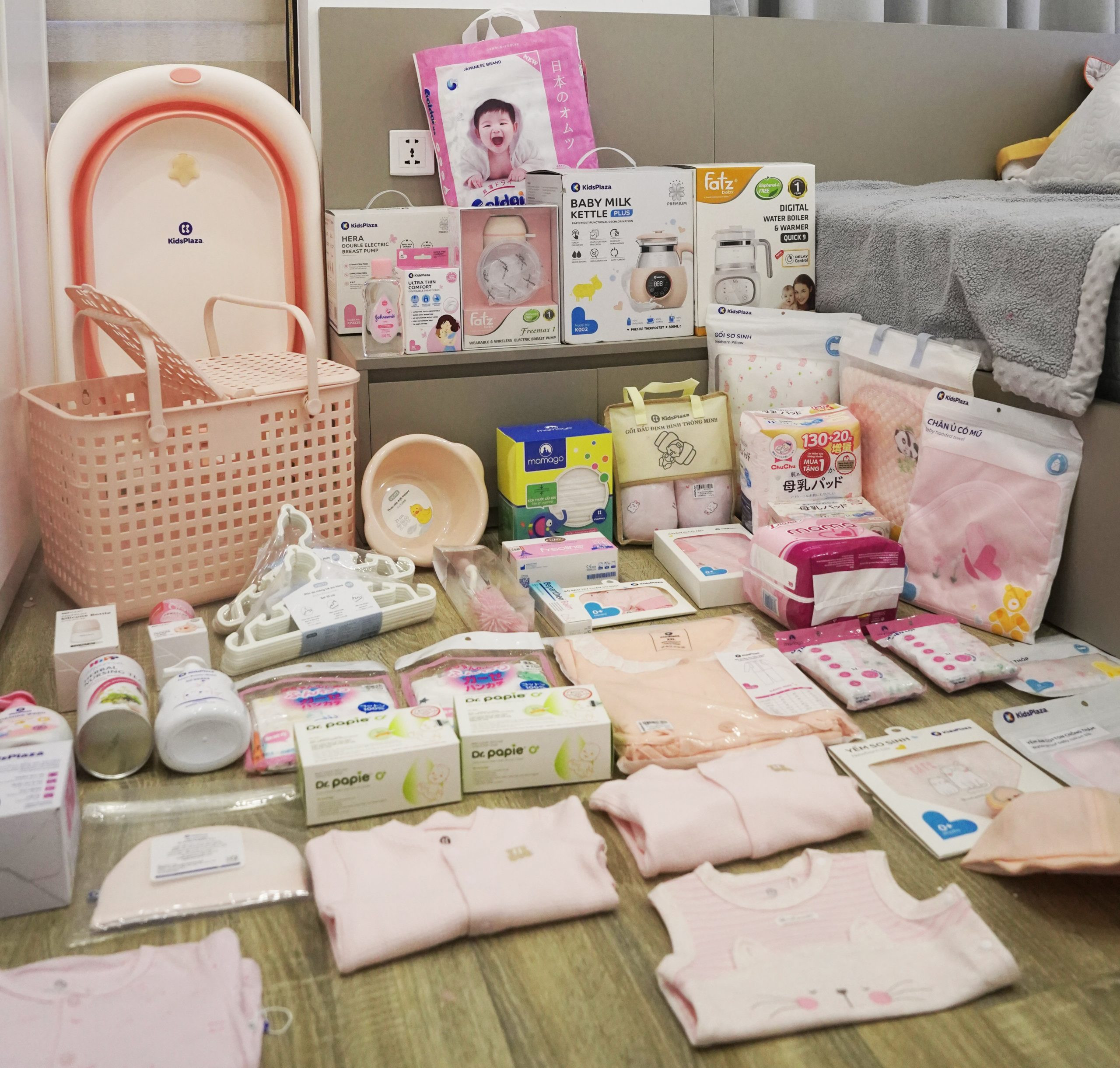 Bộ đồ sơ sinh mùa hè với quần áo cotton và phụ kiện cho bé gái