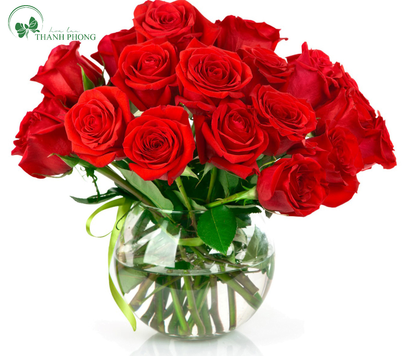 Bó hoa hồng đỏ rực rỡ, tượng trưng cho tình yêu và hạnh phúc trong lễ cúng đầy tháng
