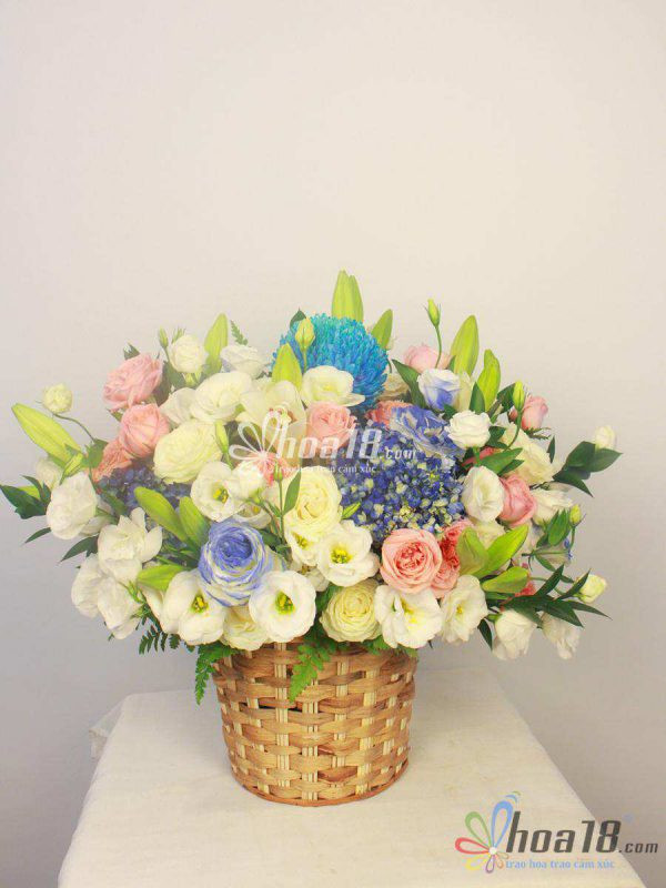 Bó hoa tươi kết hợp nhiều loại hoa, thể hiện sự đa dạng trong cắm hoa nghệ thuật tặng phụ nữ