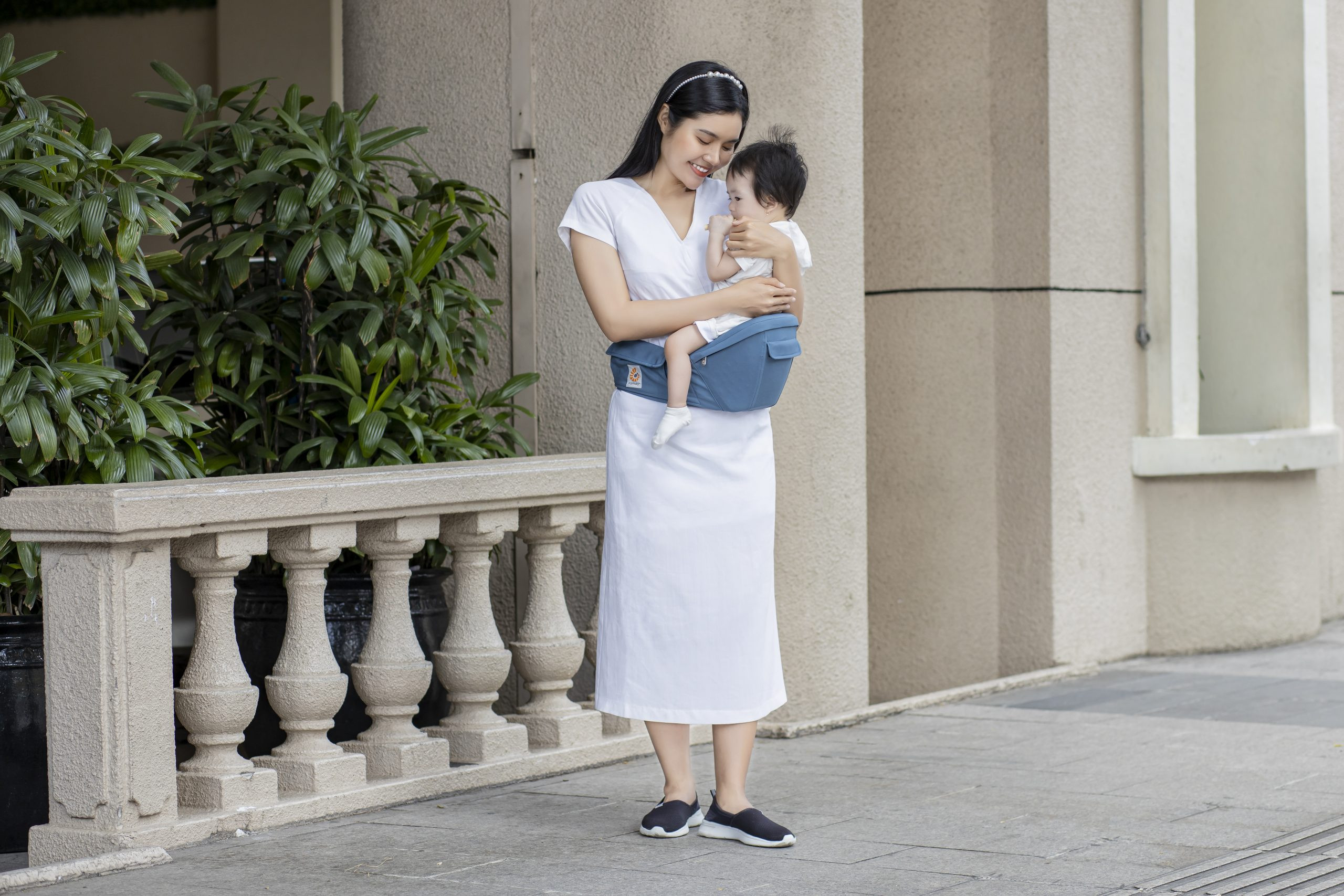 Bố mẹ có thể tháo rời phần tựa lưng và quai đeo của địu em bé có bệ ngồi