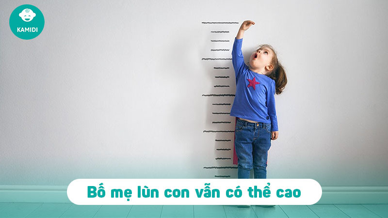 Bố mẹ lùn và con tập luyện thể dục, bơi lội