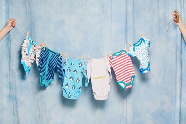 Bộ quần áo em bé mềm mại, xinh xắn làm quà đầy tháng cho bé trai