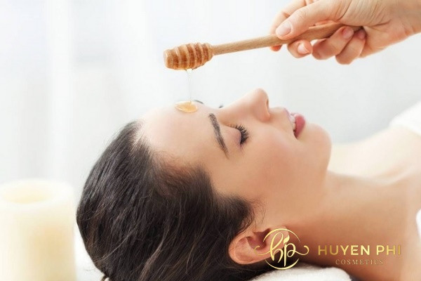 Bôi mật ong lên da mặt khiến da bị ăn nắng nhanh chóng