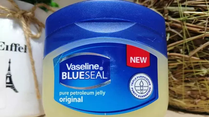 Bôi Vaseline làm trơn tru giúp loại bỏ kẹo cao su dính tóc