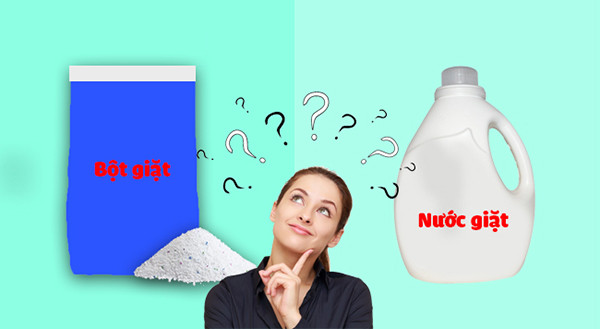 Bột giặt được đổ vào chậu nước, tạo ra bong bóng và hòa tan, minh họa cho việc sử dụng bột giặt khi giặt tay.