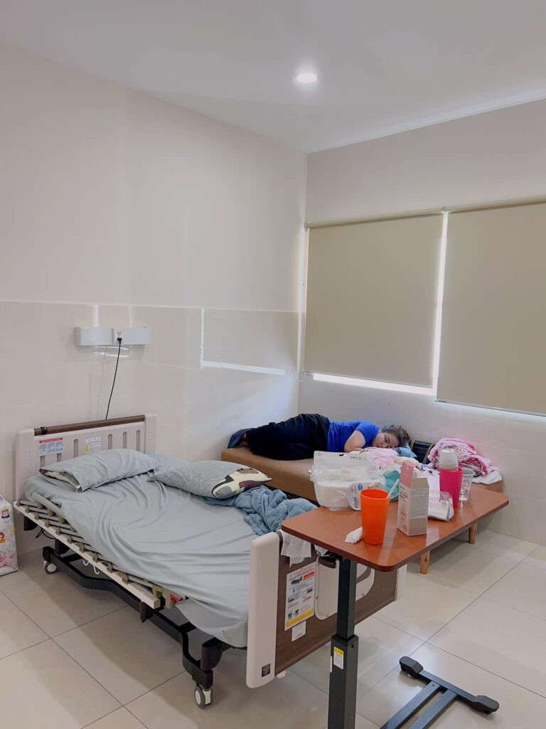 Bữa ăn dinh dưỡng chất lượng cao dành cho sản phụ tại khu Bách Hợp, là một phần của dịch vụ đi kèm với mức giá phòng bệnh viện Hùng Vương cao cấp.