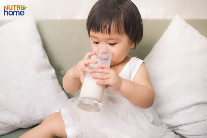 bữa ăn phụ cho bé, sữa