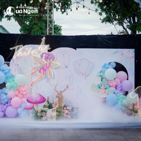 Bữa tiệc thôi nôi theo concept cổ tích dễ thương với bánh kem hai tầng và phụ kiện trang trí màu hồng, thích hợp cho bé gái.