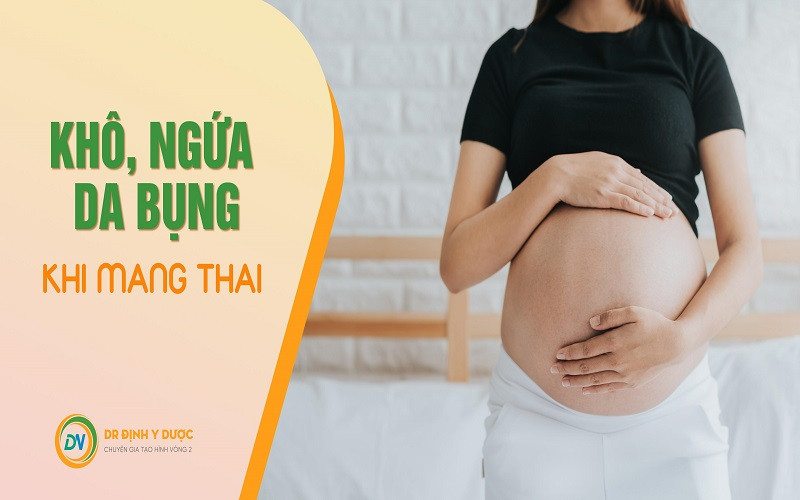 Đo Vòng Bụng Khi Mang Thai: Hướng Dẫn Chi Tiết Từ A Đến Z Cho Mẹ Bầu Bụng của một phụ nữ mang thai được chụp cận cảnh, với một bàn tay nhẹ nhàng chạm vào vùng da bụng. Bề mặt da trông hơi khô và có thể có một vài vết gãi nhẹ, cho thấy cảm giác ngứa khó chịu.