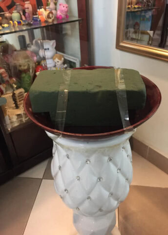 Bước 1 trong cách cắm hoa lay ơn dáng Phật nghìn tay: Chuẩn bị bình và mút xốp