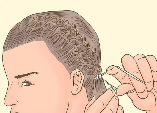Buộc cố định bím tóc bằng dây chun, giữ cho kiểu tóc ngang vai được chắc chắn