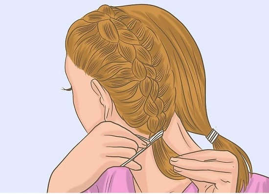 Buộc phần tóc đã tết ngược lại bằng dây chun, giữ cho bím tóc chắc chắn