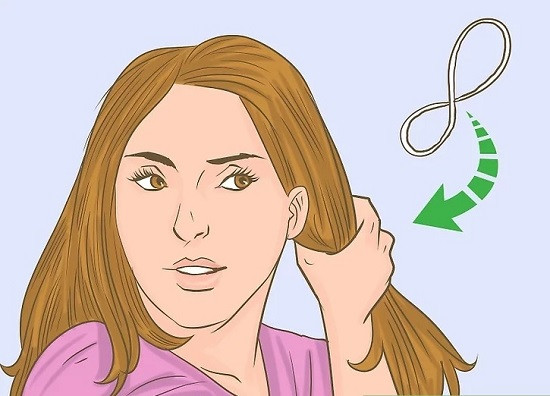 Buộc tạm một bên tóc để tết tóc ngược kiểu Pháp cho bé gái tóc ngang vai