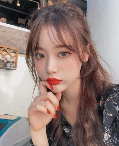 Buộc tóc nửa đầu kết hợp mái thưa cho tóc dài mặt tròn