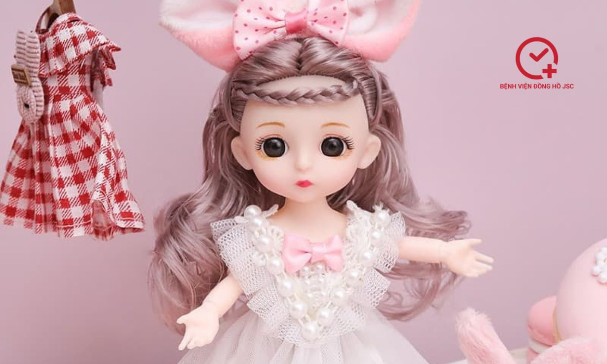 Búp bê dễ thương làm quà tặng thôi nôi cho bé gái