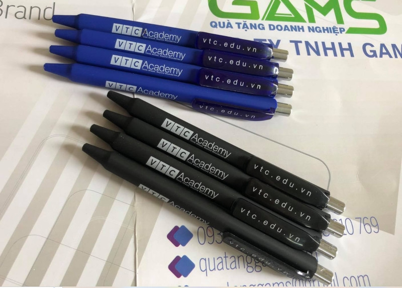 Bút bi in logo thiết thực, món quà tặng cuối năm cho học sinh
