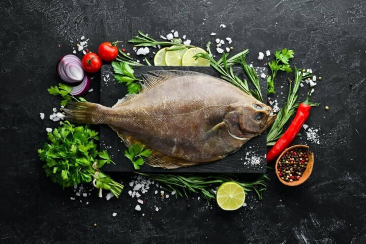 Cá bơn với thịt trắng, ít chất béo, là lựa chọn an toàn trong các loại cá tốt cho bà bầu