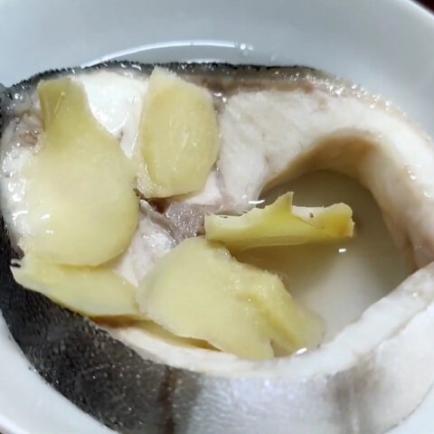 Cá bớp hấp mềm để dễ dàng gỡ xương nấu cháo cho bé