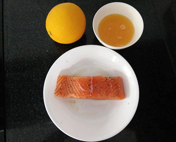 Cá hồi ướp gia vị, cam vắt lấy nước