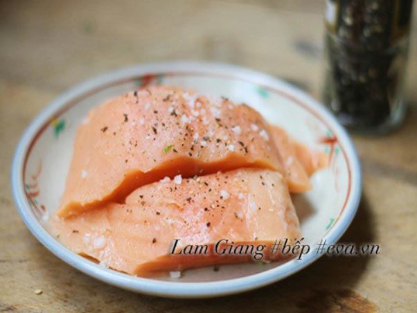 Ướp cá hồi với muối tiêu