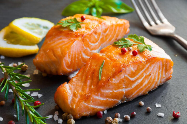 Cá hồi giàu Omega-3, là loại cá tốt cho bà bầu và sự phát triển của thai nhi