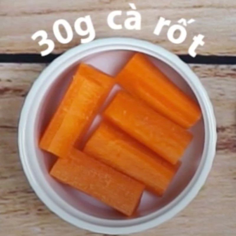 Cà rốt đã gọt vỏ, sẵn sàng cho món cháo ăn dặm