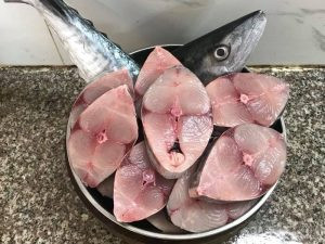 Cá thu tươi đã sơ chế sạch sẽ và cắt khúc, sẵn sàng cho công đoạn chế biến ruốc cá thu ngon cho bé.