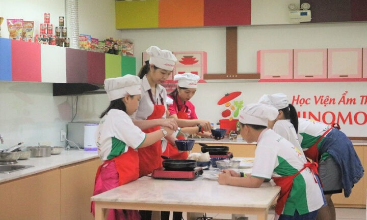 Các bé hào hứng học làm đầu bếp tại khu vui chơi Vietopia quận 7