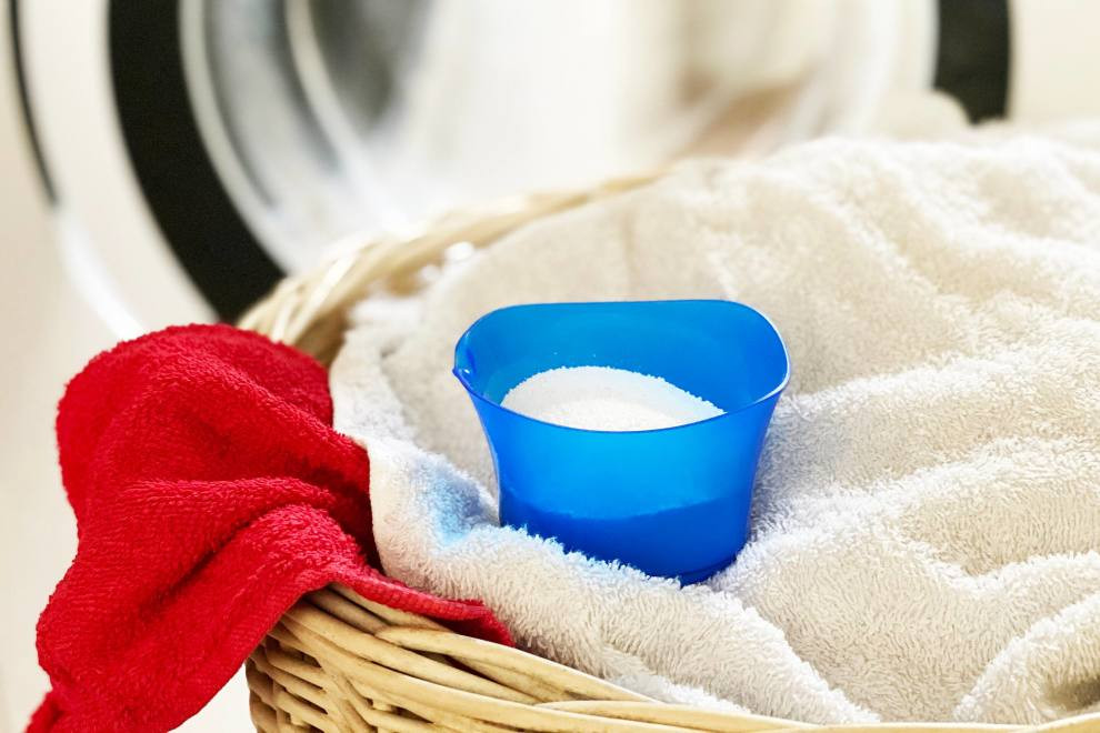 Các chai nước giặt và hộp bột giặt được đặt cạnh nhau, minh họa sự đa dạng sản phẩm để lựa chọn.
