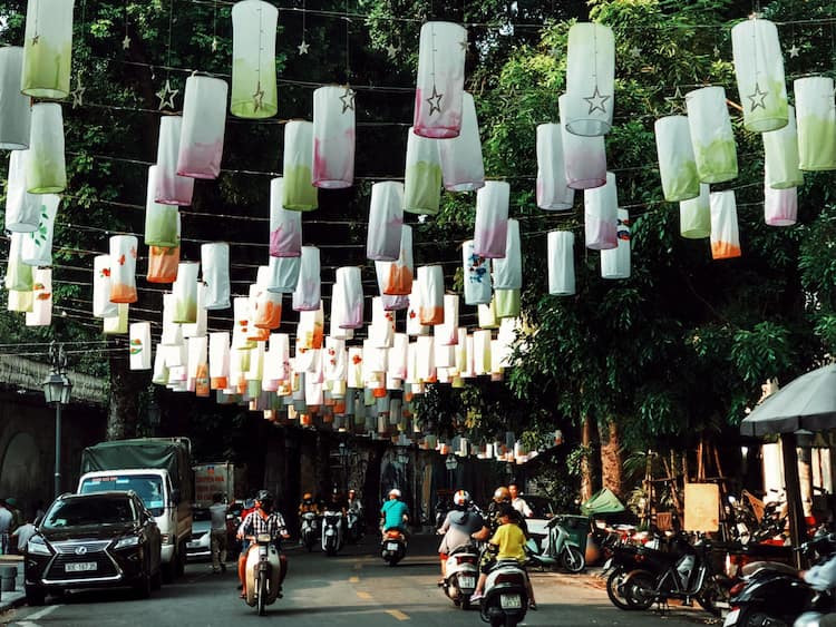Các em nhỏ vui chơi tại công viên Thỏ Trắng vào đêm Trung thu
