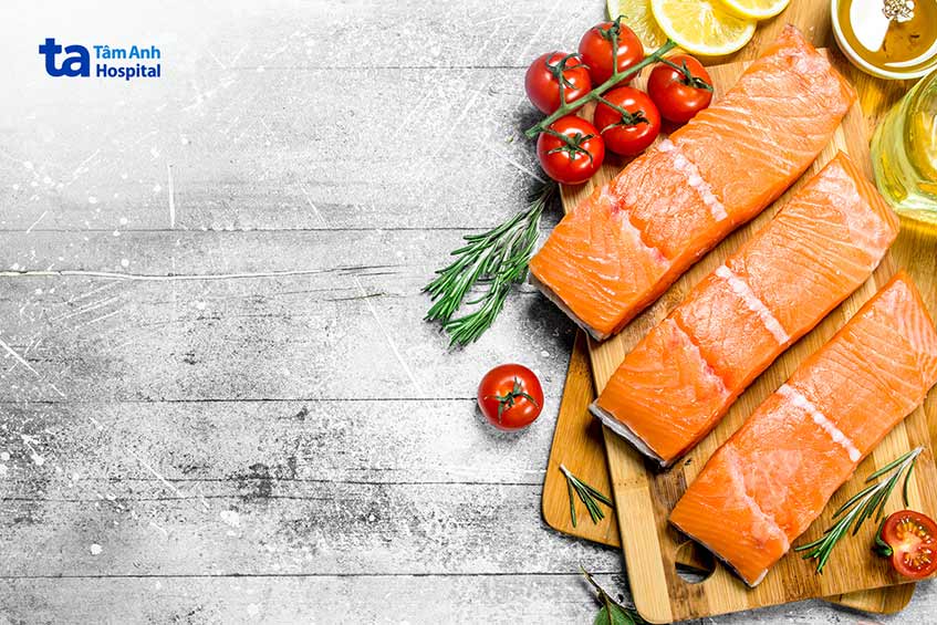 Các loại cá béo như cá hồi cung cấp nhiều axit béo Omega-3 DHA, dưỡng chất cần thiết để con thông minh và trắng trẻo