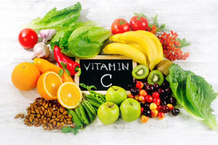 Các loại quả mọng và cam quýt giàu vitamin C, hỗ trợ giảm viêm và mờ thâm mụn khi tìm hiểu bị mụn nên uống vitamin gì