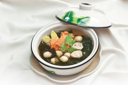 Các loại rong biển khô đã ngâm nở, sẵn sàng chế biến thành canh rong biển ngon