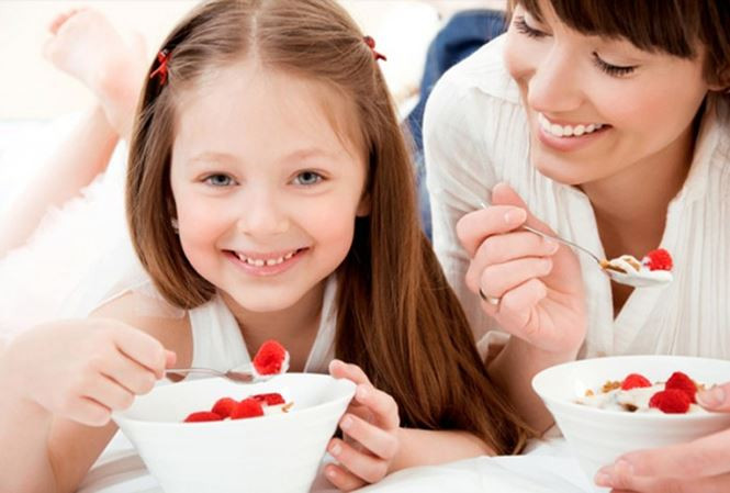 Các loại yaourt và trái cây tươi đa dạng, tốt cho sức khỏe khi ăn đúng cách