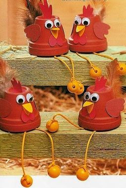 Các mẫu gà con khác nhau làm từ hộp sữa chua