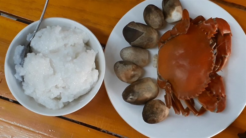 Các nguyên liệu chuẩn bị nấu cháo cua biển nấm rơm cho bé