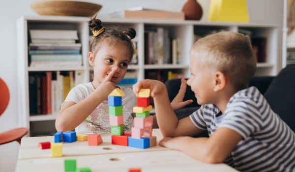 Các trò chơi tiếng Anh cho bé mầm non giúp phát triển ngôn ngữ