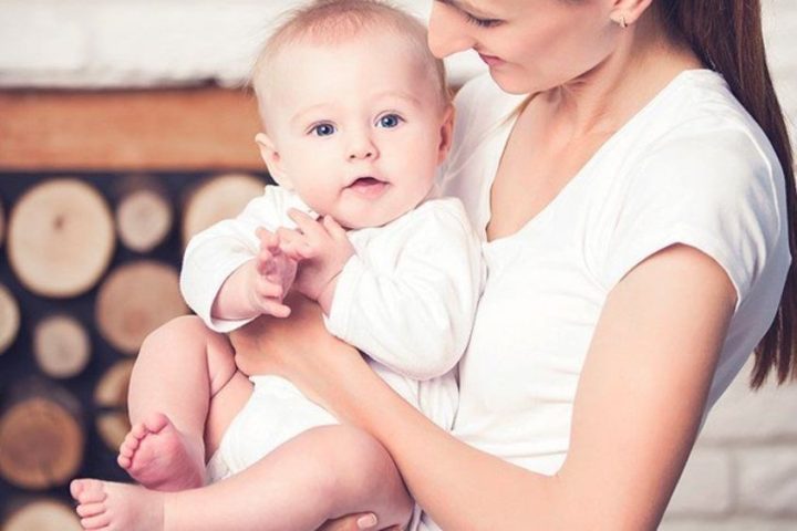 Cách Bế Trẻ 4 Tháng Tuổi An Toàn, Đúng Kỹ Thuật Và Thoải Mái Nhất