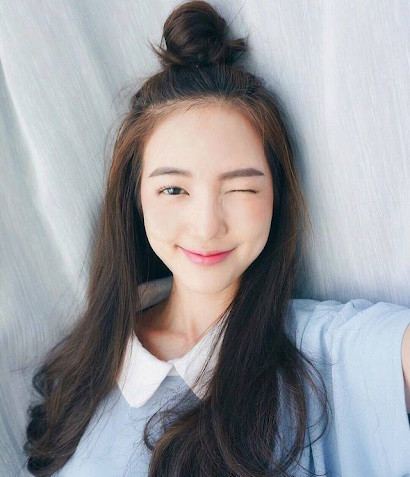 Cách buộc tóc nửa đầu búi củ tỏi cho tóc dài