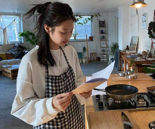 Cách buộc tóc nửa đầu củ tỏi thấp cho tóc dài